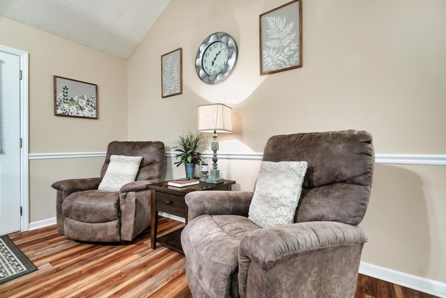 Holiday home 1 Mile To Pkwy, Pets, Hot Tub, Creekside, Porch Pigeon Forge