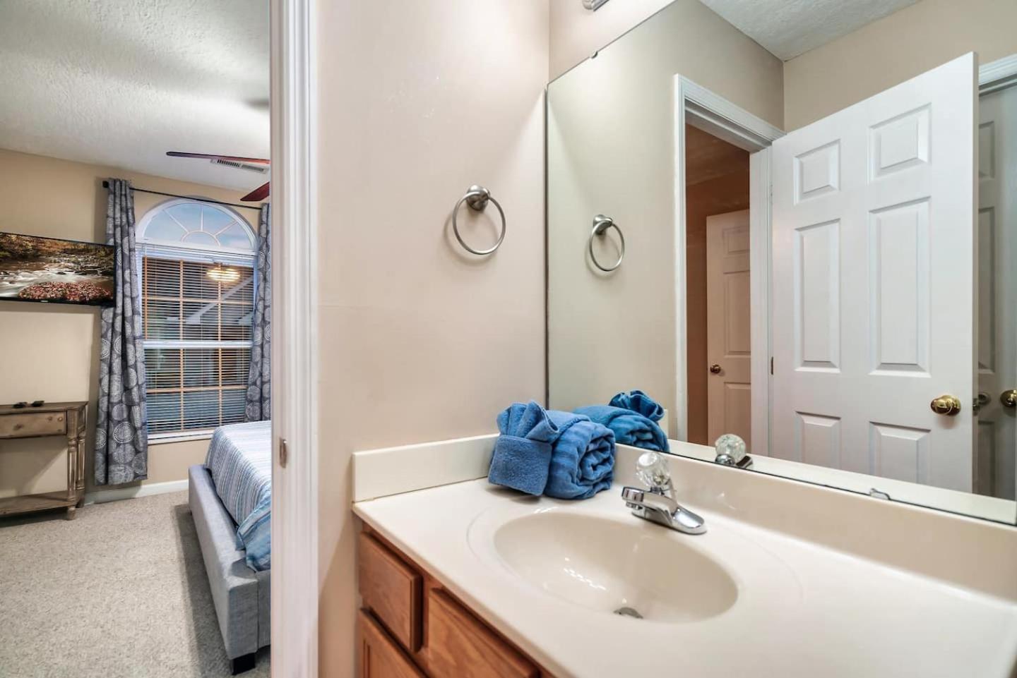 Holiday home 1 Mile To Pkwy, Pets, Hot Tub, Creekside, Porch *