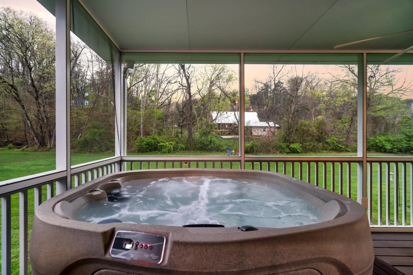 1 Mile To Pkwy, Pets, Hot Tub, Creekside, Porch Holiday home