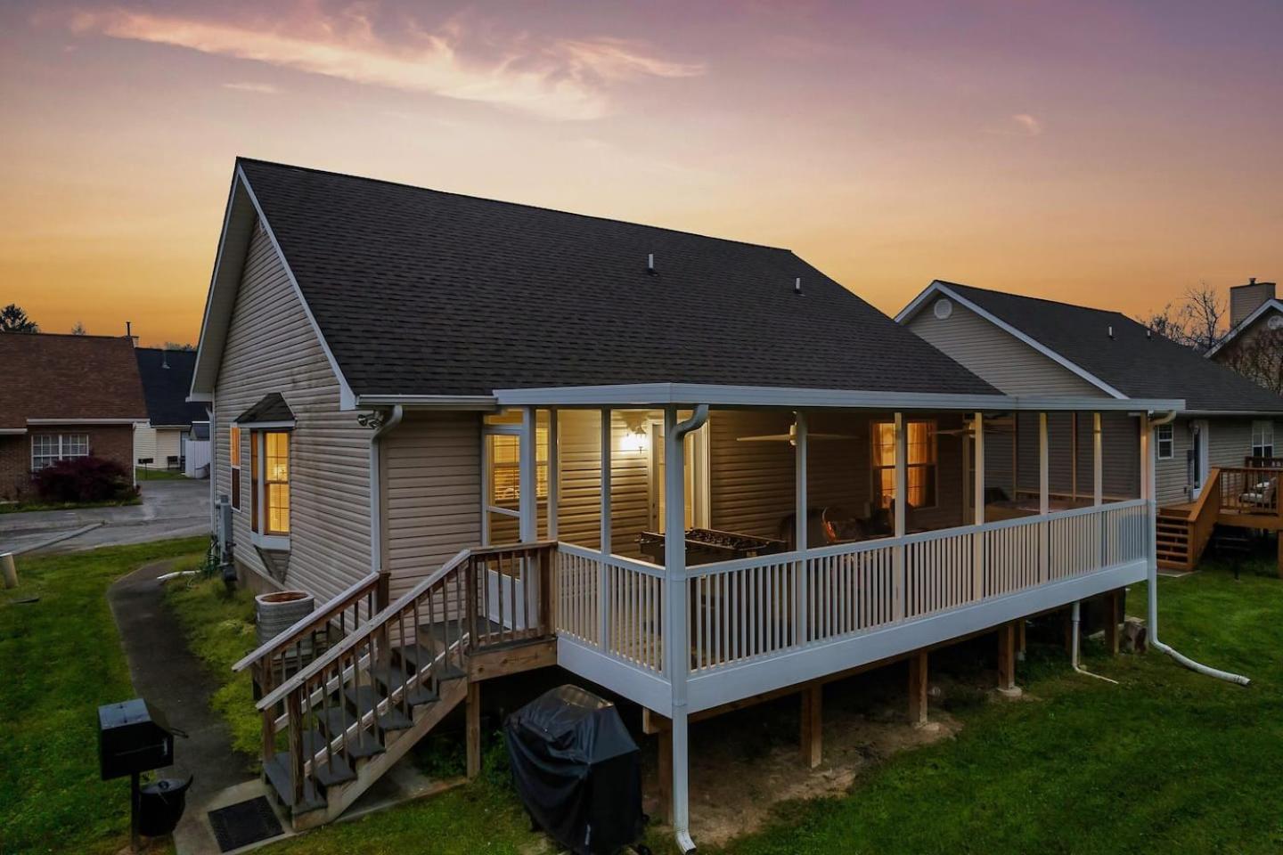 Holiday home 1 Mile To Pkwy, Pets, Hot Tub, Creekside, Porch Pigeon Forge