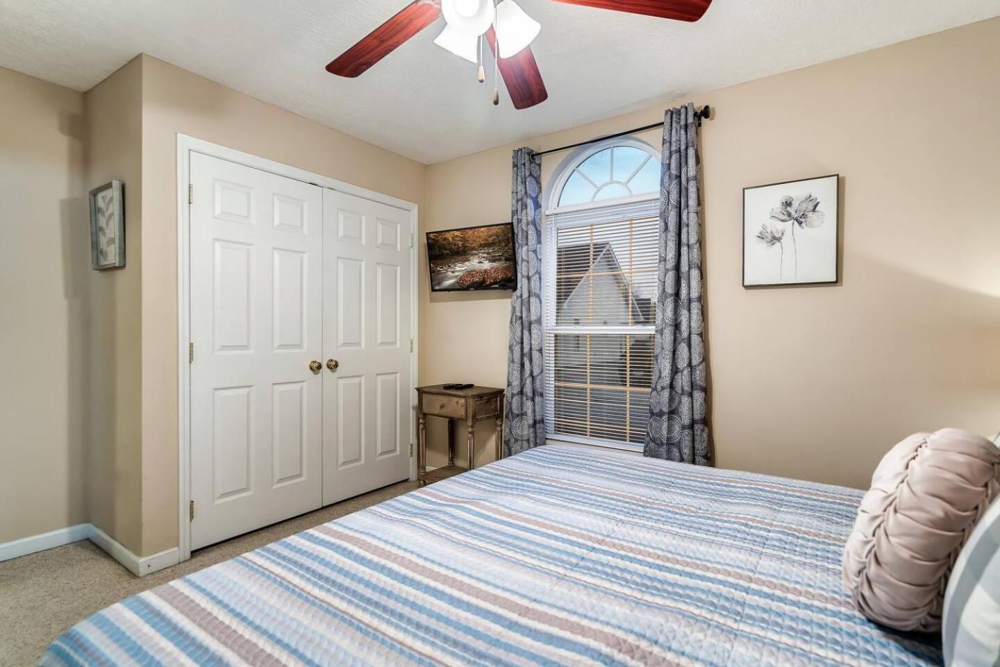 Holiday home 1 Mile To Pkwy, Pets, Hot Tub, Creekside, Porch