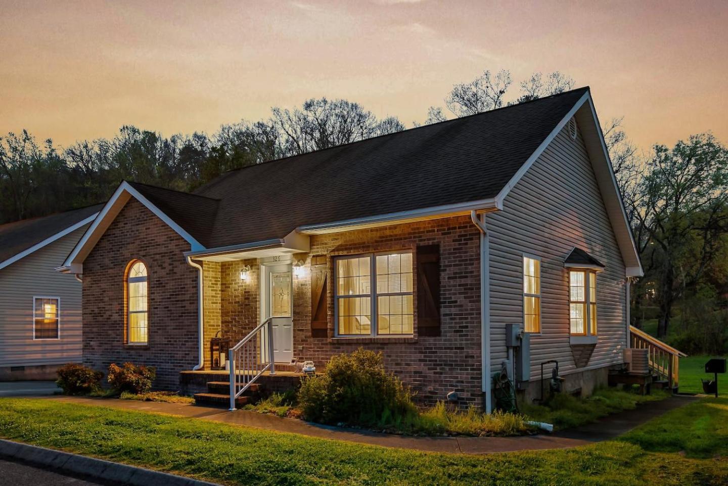 1 Mile To Pkwy, Pets, Hot Tub, Creekside, Porch Holiday home Pigeon Forge